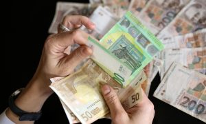 Uhapšeni lažni policajci i bankari: Starijim osobama ukrali više od 170.000 evra