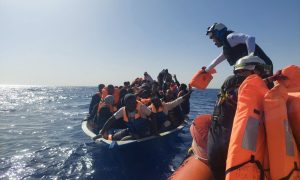 Na brodu bilo 67 maloljetnika bez pratnje: Oko 700 migranata stiglo na Siciliju