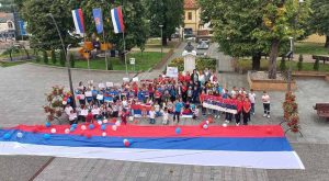 Pjevanjem himne i širenjem zastave: Učenici obilježili dan jedinstva