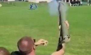 Navijač koristio zolju: Nevjerovatan snimak sa utakmice u Hrvatskoj VIDEO