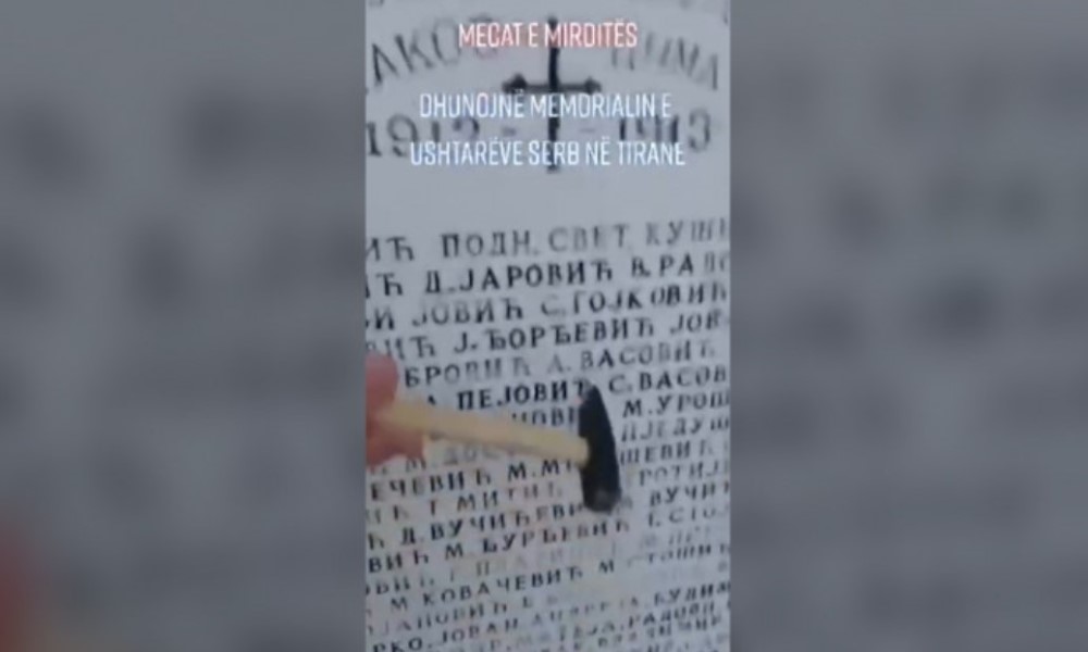 Ružna slika iz Tirane: Urinirali i čekićem oštetili nadgrobni spomenik srpskim vojnicima VIDEO