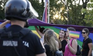 Bune se protiv “Parade ponosa”: Muškarac oteo LGBT zastavu, policija ga privela