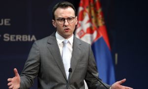 Petković oštro: Kurti odgovoran za paljenje srpske zastave na utakmici u Đakovici
