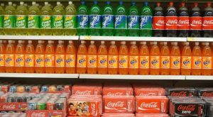Lanac supermarketa odustaje od prodaje popularnog brenda: Na rafovima uskoro bez Koka-Kole, Fante, Sprajta