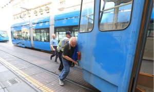 Ništa od prevoza: Građani gurali tramvaj u centru Zagreba VIDEO
