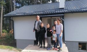 Topli dom obradovao Gambeliće: Porodica iz Nevesinja uselila u novu kuću