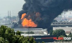 Gore hiljade litara rastvarača: Požar uništava fabriku u industrijskoj zoni Milana VIDEO
