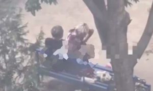 Usred dana: Stariji par imao odnos na klupi pored dječijeg igrališta VIDEO