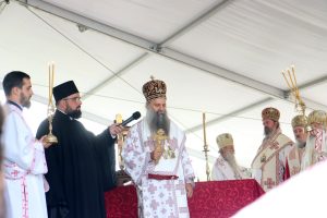Patrijarh Porfirije služi liturgiju u Јasenovcu, prisustvuje i Milorad Dodik