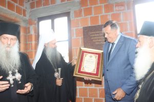 Dodik i patrijarh Porfirije u Jasenovcu: Otkrivena ploča posvećena obnovi škole koju finansira Vlada Srpske FOTO