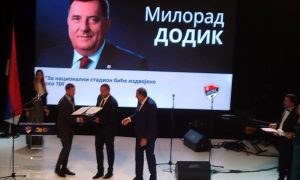 Povodom 30 godina od osnivanja: Dodiku uručen “Zlatni grb” Fudbalskog saveza Srpske