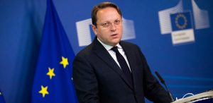 Komesar Evropske unije stiže u BiH: Varhelji u ponedjeljak sa članovima Predsjedništva