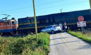 Voz “pokupio” automobil: Udes na pružnom prelazu kod Banjaluke