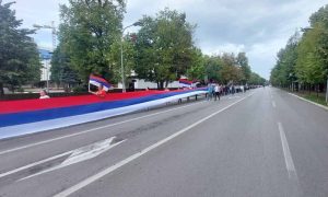 Povodom Dana srpskog jedinstva: SNSD u Banjaluci razvio zastavu dugu 100 metara FOTO