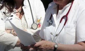 Traže veće satnice: Više hiljada zdravstvenih radnika Tuzlanskog kantona održalo štrajk
