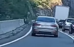 Neodgovorno i po život opasno! Vozač “audija” preticao i umalo izazvao direktan sudar VIDEO
