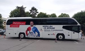 Popriječen preko parkinga: Za stranački autobus poseban tretman FOTO