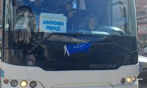 Srbi napadnuti kod Peći: Autom presjekao put autobusu, pa postavio zastavu