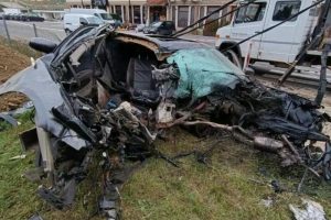 Pijani mladić zakucao se “BMW-om” u banderu: Od automobila ostala samo olupina FOTO
