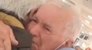 Dirljiva scena na aerodromu: Braća se srela nakon 77 godina VIDEO