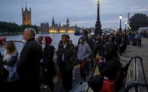 Kolona duga 15 kilometara: Britanci čekali u redu kako bi odali poštu kraljici VIDEO