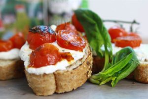 Brzi zalogaji: Brusketi sa sirom i paradajzom
