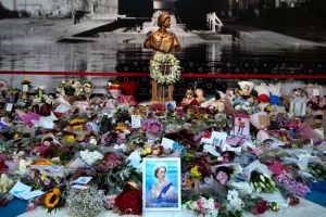 Turski cvjećari imaju više porudžbina nakon smrti kraljice: Cvijeće šalju teretnim avionima