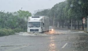 Usljed jakog pljuska: U Splitu dio ulica pod vodom, saobraćaj otežan