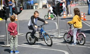Mališani će pokazati koliko su spretni sa biciklom: Poligon za obuku djece u saobraćaju na Trgu Krajine