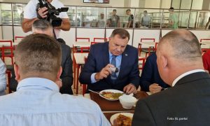 Ručao u menzi i častio kuvarice: Dodik najavio besplatan smještaj za studente u Banjaluci FOTO/VIDEO