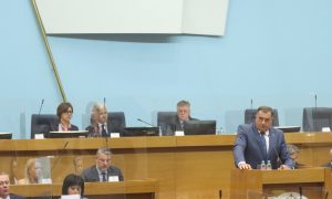 Dodik pred poslanicima: Potreban “mehanizam budnosti” ako Srpska ne želi da strune