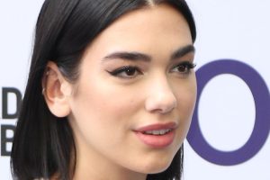 Razmijenili zagrljaje i poljupce: Dua Lipa uhvaćena u zagrljaju sa 11 godina starijim voditeljem FOTO