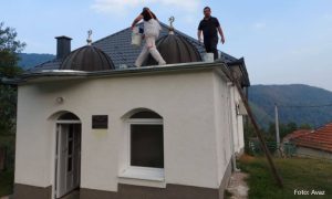 Održali riječ: Sveštenik i otac popravili krov vijekovima stare džamije