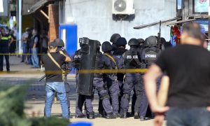 Policija okružila zgradu: Naoružani pljačkaš u banci drži 12 osoba kao taoce