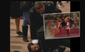 Incident u Vestministerskoj palati: Muškarac se baca na kraljičin kovčeg, policija ga savladava VIDEO