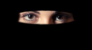 Iz straha za sopstvenu bezbjednost: Policija teško ranila ženu u hidžabu
