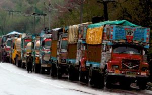 Zaustavljen saobraćaj: Na auto-putu u Indiji blokirano 8.000 kamiona sa voćem VIDEO