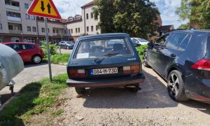 Hit poruka u centru Banjaluke: Stari jugo prkosi skupim limuzinama FOTO