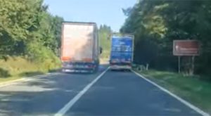 Teško kršenje propisa: Šleperom preticao drugi kamion na punoj liniji VIDEO
