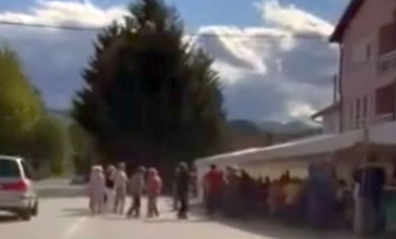 Tako se to radi u BiH: Izašli ispred kafane i nasred ceste “opleli” kolo VIDEO