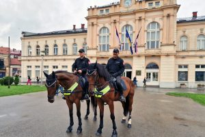 Privukla pažnju građana: Ulicama Bijeljine patrolirala konjica Žandarmerije