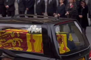 Hiljade ljudi na ulicama: Kovčeg sa tijelom kraljice Elizabete II stigao u Edinburg VIDEO