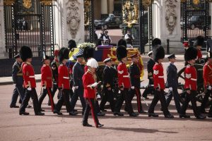 Hiljade Britanaca odaju počast: Kovčeg kraljice Elizabete prenesen u Vestminstersku opatiju FOTO