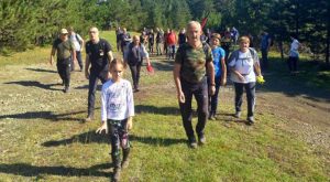 Put dug 22 kilometra:  Najmlađa učesnica marša “Stazom egzodusa” djevojčica Sara
