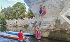 Požrtvovana akcija dajakaša: Momci se popeli uz klizav zid mosta i spasili mače FOTO