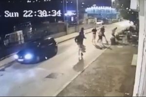 Policija traga za huliganima: Razbili izlog kladionice i pretukli jednu osobu VIDEO