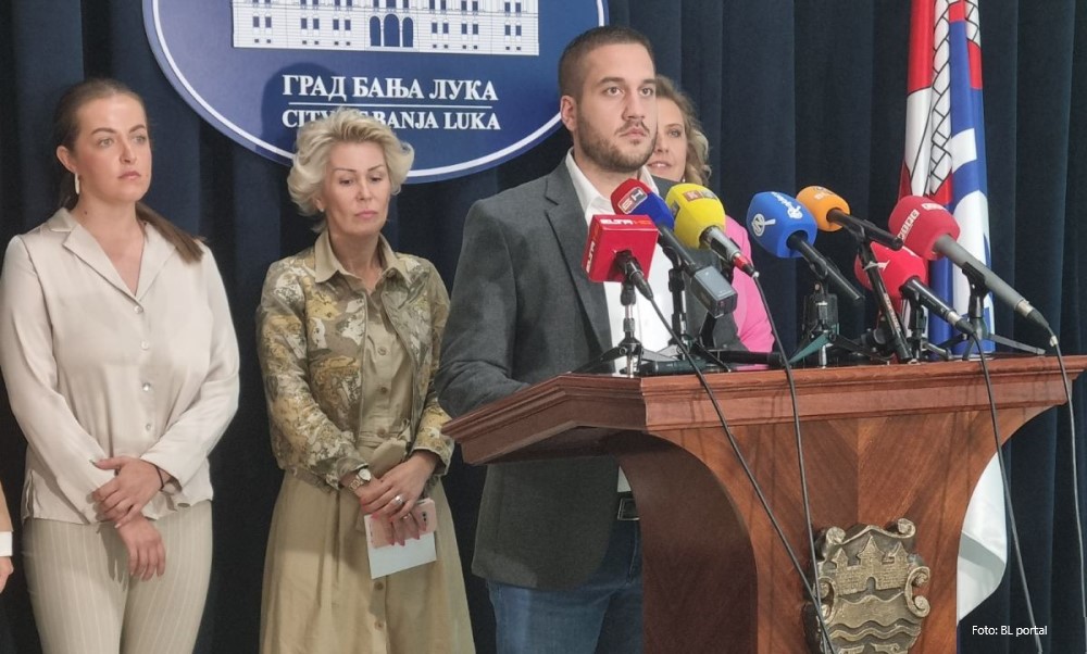 Nova runda sukoba: Drinić došao u “Poršeu”, Trivićevoj ponudio prevoz VIDEO