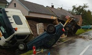 Završio na krovu: Preticao kamion, pa uletio u “makazice”