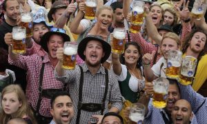 U Minhenu počeo Oktoberfest! Za kriglu piva od jednog litra ove godine treba više novca