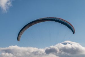Povrijeđena jedna osoba: Srušio se paraglajder